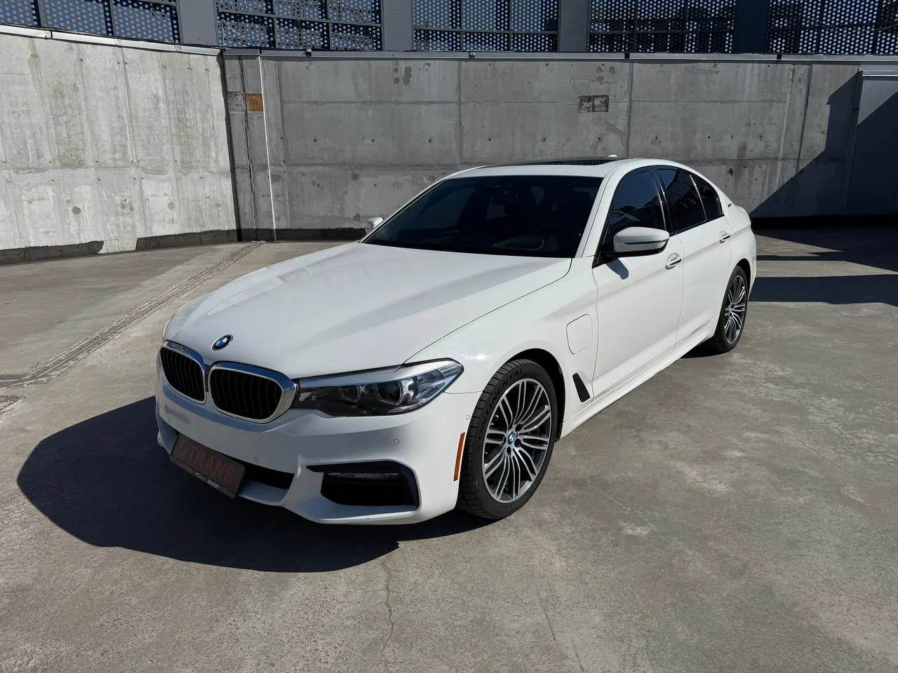 BMW 530e Hybrid 2018 из парка аренды KTRANS