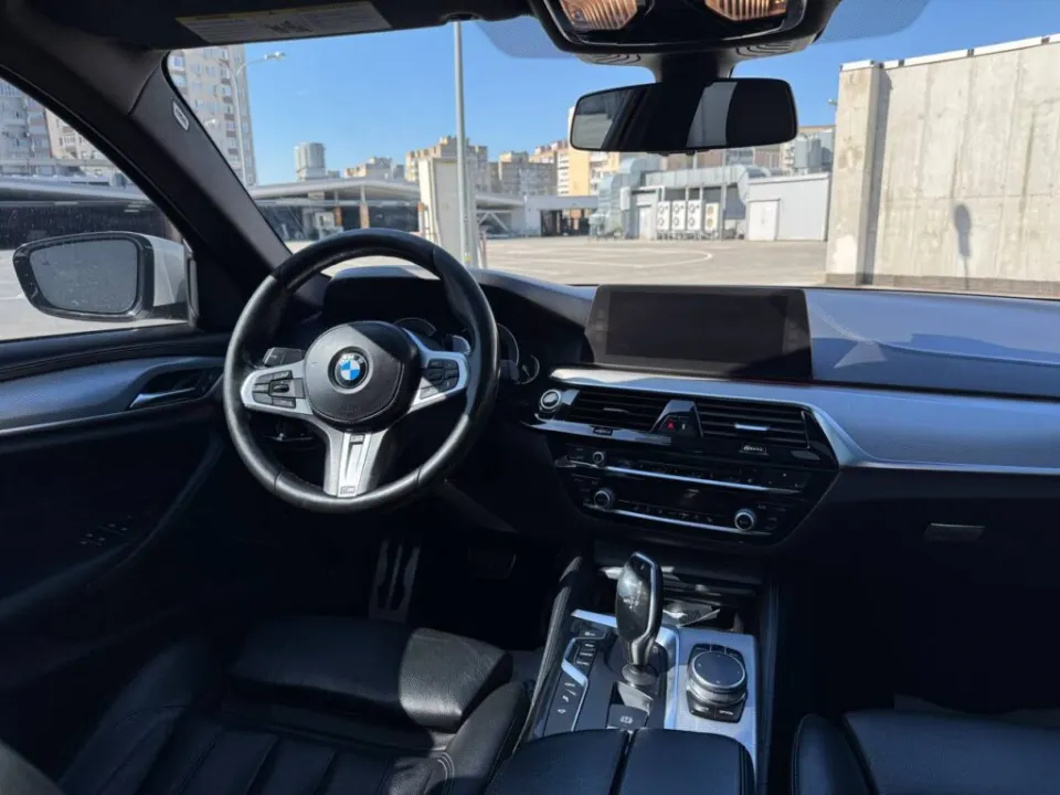 BMW 530e Hybrid 2018 из парка аренды KTRANS