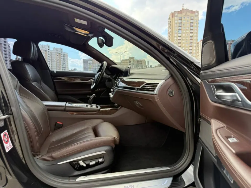 BMW 740d 2016 из парка аренды KTRANS
