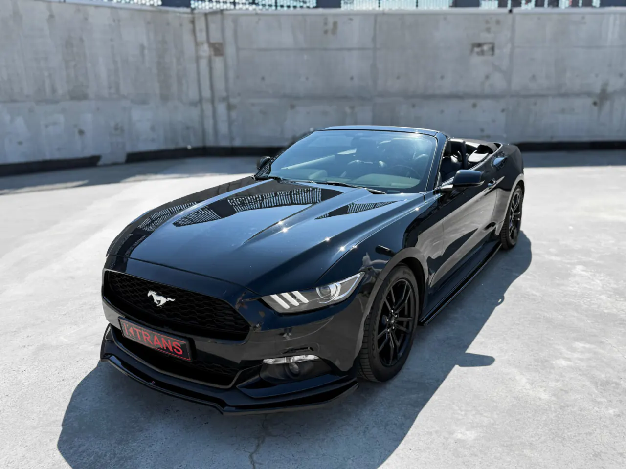 Ford Mustang Cabrio 2016 из парка аренды KTRANS