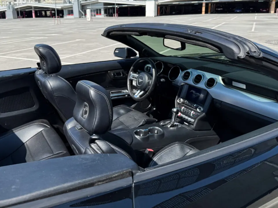 Ford Mustang Cabrio 2016 из парка аренды KTRANS