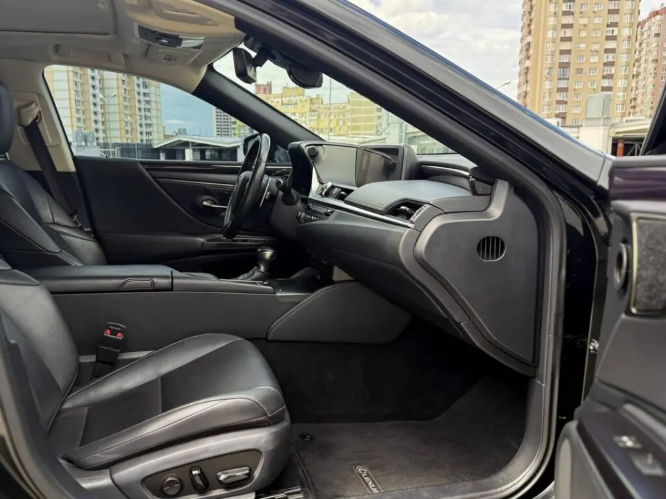 Lexus ES300 Hybrid 2019 from the KTRANS rental fleet