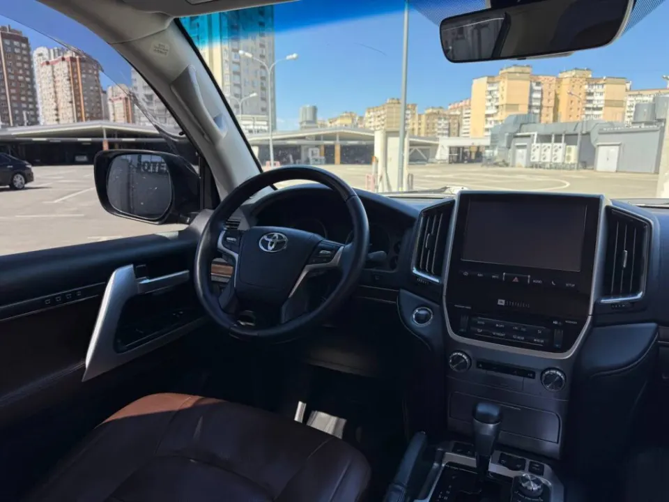 Toyota LC200 2017 из парка аренды KTRANS