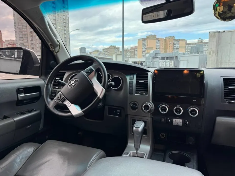 Toyota Sequoia 2017 из парка аренды KTRANS