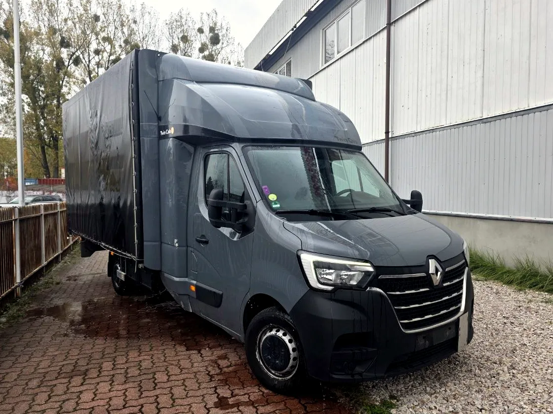 Сірий Renault Master з тентованим кузовом біля складу у Варшаві