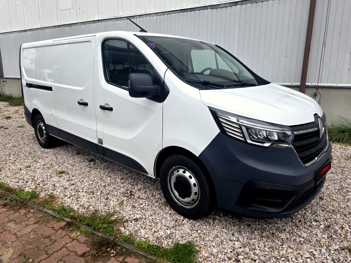 Білий Renault Trafic спереду справа біля складу у Варшаві