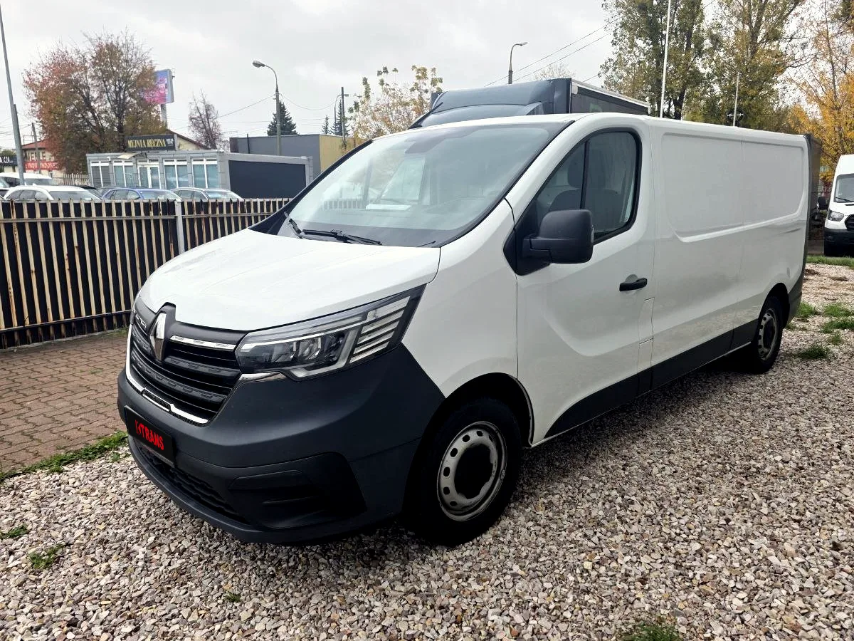 Білий фургон Renault Trafic з табличкою KTRANS на гравійному майданчику у Варшаві