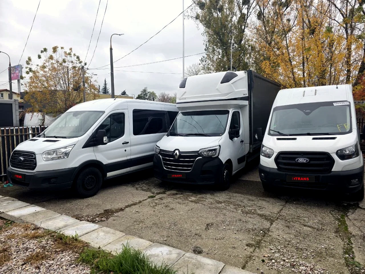 Ford Transit, Renault Master з тентом і новий Ford Transit з табличками KTRANS на майданчику у Варшаві